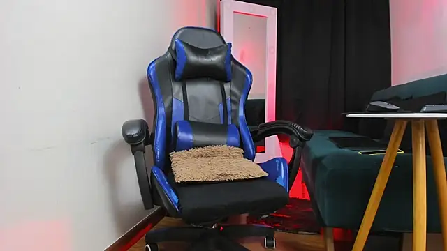 Snapshot of Charliejones_ chatting on 11-18-25, 01:22 Charliejones online show from 11-18-25, 01:22