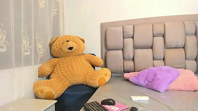 Snapshot of Beauty_Luci chatting on 10-18-25, 09:54 Beauty Luci online show from 10-18-25, 09:54