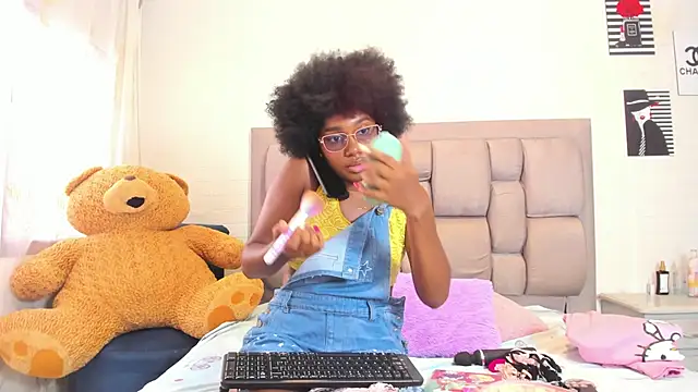 Snapshot of Beauty_Luci chatting on 10-20-25, 07:58 Beauty Luci online show from 10-20-25, 07:58