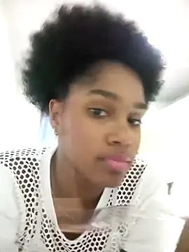 Snapshot of Beauty_Luci chatting on 10-21-25, 11:49 Beauty Luci online show from 10-21-25, 11:49