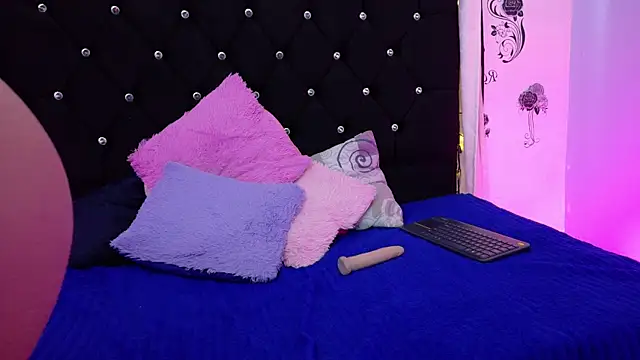 Snapshot of queen_salomme chatting on 10-15-25, 11:54 queen salomme online show from 10-15-25, 11:54