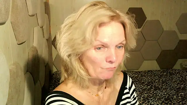 Snapshot of Zoe_Steell chatting on 10-17-25, 02:19 Zoe Steell online show from 10-17-25, 02:19