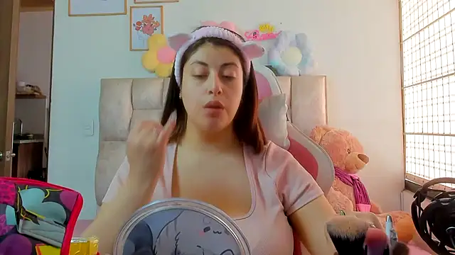 Snapshot of queenalexxa111 chatting on 12-19-25, 05:09 queenalexxa111 online show from 12-19-25, 05:09