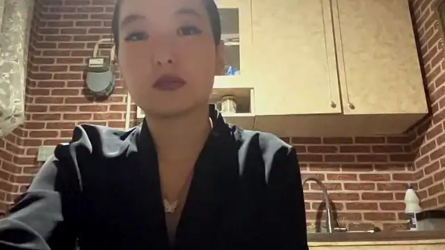 Snapshot of EmmaLeexth chatting on 09-19-25, 02:18 EmmaLeexth online show from 09-19-25, 02:18