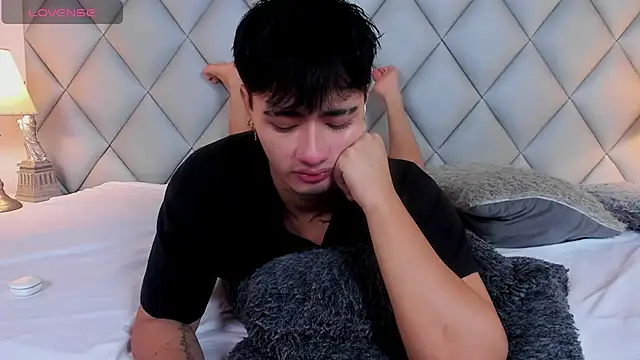 Snapshot of Clement_Reyes chatting on 12-14-25, 02:00 Clement Reyes online show from 12-14-25, 02:00