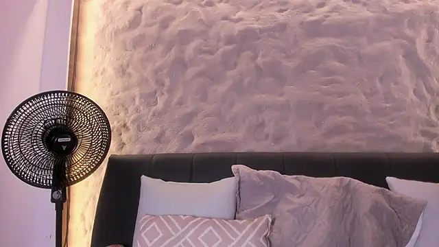 Snapshot of Naomy_gyal chatting on 02-27-26, 01:00 Naomy gyal online show from 02-27-26, 01:00