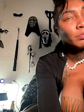 Snapshot of QUEENCALIMOD chatting on 12-14-25, 06:19 QUEENCALIMOD online show from 12-14-25, 06:19