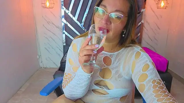 Snapshot of MaylinRosse_ chatting on 06-18-26, 06:45 MaylinRosse online show from 06-18-26, 06:45