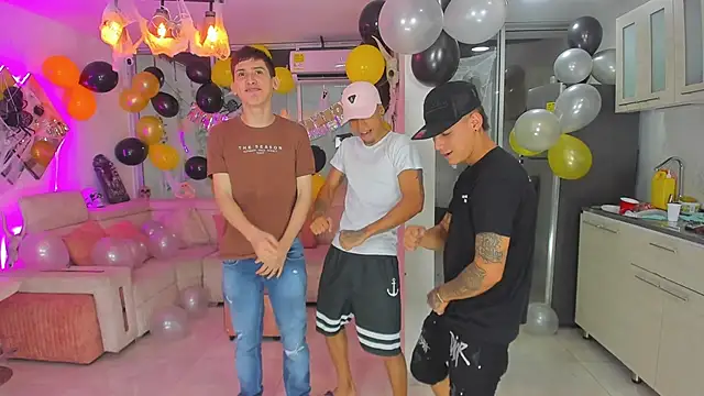 Snapshot of Houseofwarrios chatting on 10-23-25, 04:23 Houseofwarrios online show from 10-23-25, 04:23