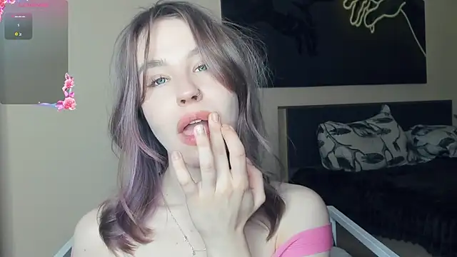 Snapshot of MaliaBourraine chatting on 06-19-26, 08:07 MaliaBourraine online show from 06-19-26, 08:07