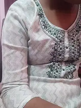 Snapshot of pari_rani7 chatting on 11-12-25, 04:24 pari rani7 online show from 11-12-25, 04:24