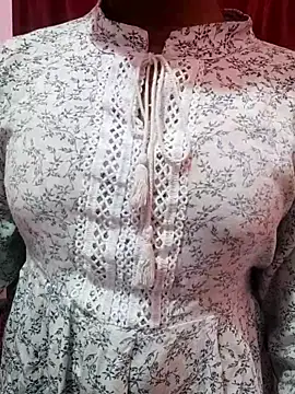 Snapshot of pari_rani7 chatting on 11-13-25, 04:22 pari rani7 online show from 11-13-25, 04:22