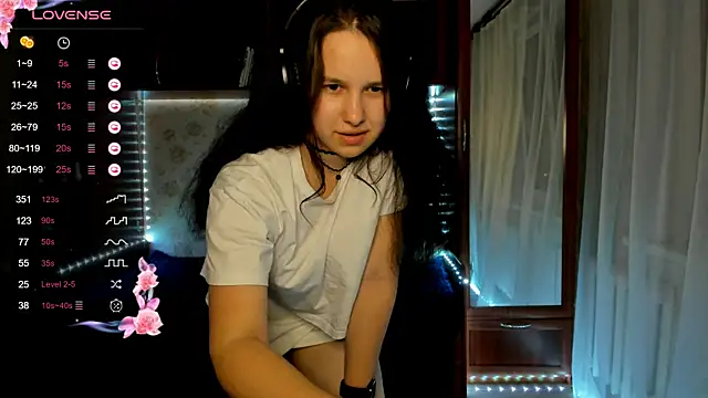 Snapshot of MandaDestiche chatting on 10-31-25, 05:47 MandaDestiche online show from 10-31-25, 05:47