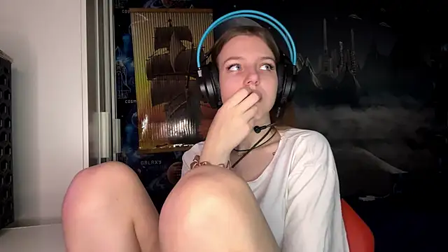 Snapshot of Elira_Breeze chatting on 11-14-25, 12:26 Elira Breeze online show from 11-14-25, 12:26