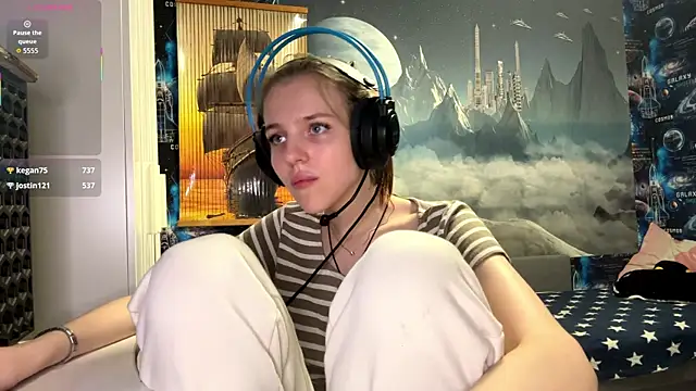 Snapshot of Elira_Breeze chatting on 11-27-25, 01:24 Elira Breeze online show from 11-27-25, 01:24