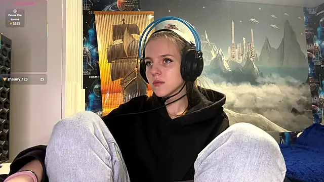 Snapshot of Elira_Breeze chatting on 12-18-25, 03:51 Elira Breeze online show from 12-18-25, 03:51