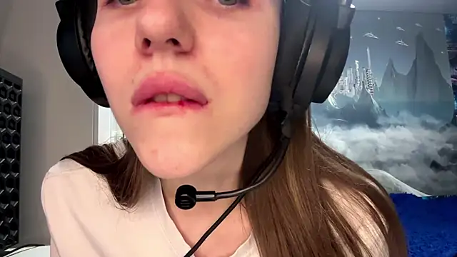 Elira Breeze online show from 04-19-26, 01:54