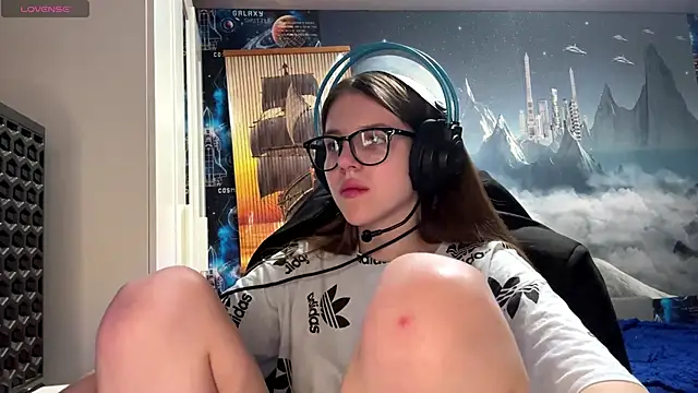 Elira Breeze online show from 05-17-26, 02:24