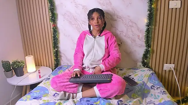 Snapshot of natalia_blue chatting on 12-15-25, 03:22 natalia blue online show from 12-15-25, 03:22