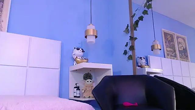 Snapshot of PenelopeBond chatting on 10-28-25, 01:03 PenelopeBond online show from 10-28-25, 01:03