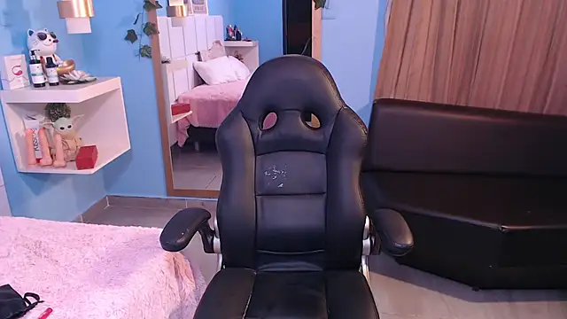 Snapshot of PenelopeBond chatting on 11-12-25, 02:23 PenelopeBond online show from 11-12-25, 02:23