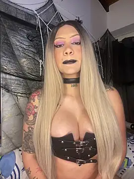 Snapshot of liahouses chatting on 10-22-25, 10:53 liahouses online show from 10-22-25, 10:53