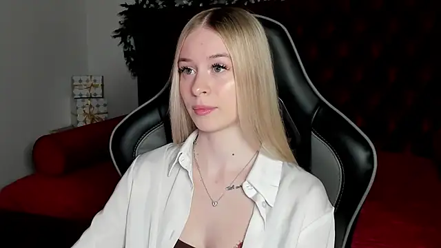 MiaGraces online show from 12-15-25, 05:17