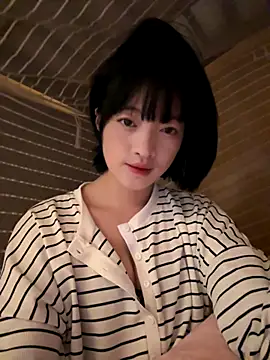 Snapshot of Tramy_xx chatting on 10-13-25, 03:39 Tramy xx online show from 10-13-25, 03:39