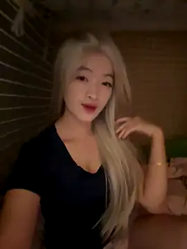 Snapshot of Tramy_xx chatting on 10-15-25, 03:39 Tramy xx online show from 10-15-25, 03:39