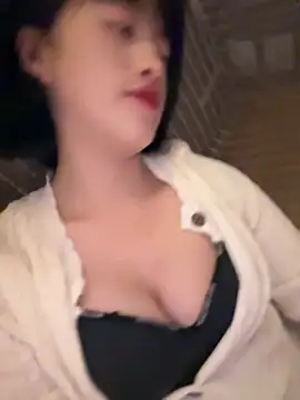 Snapshot of Tramy_xx chatting on 10-16-25, 03:18 Tramy xx online show from 10-16-25, 03:18