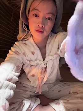 Snapshot of Tramy_xx chatting on 10-16-25, 03:24 Tramy xx online show from 10-16-25, 03:24