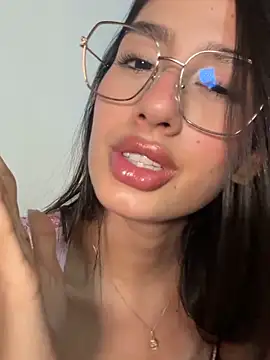 Snapshot of Julieta_Duque chatting on 05-17-26, 03:04 Julieta Duque online show from 05-17-26, 03:04