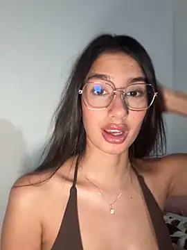 Snapshot of Julieta_Duque chatting on 05-18-26, 04:40 Julieta Duque online show from 05-18-26, 04:40