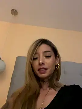 Snapshot of MoniUribe chatting on 09-30-25, 04:39 MoniUribe online show from 09-30-25, 04:39