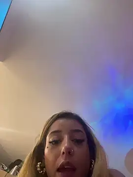 Snapshot of MoniUribe chatting on 10-01-25, 04:18 MoniUribe online show from 10-01-25, 04:18