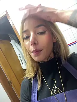 Snapshot of MoniUribe chatting on 10-14-25, 04:57 MoniUribe online show from 10-14-25, 04:57