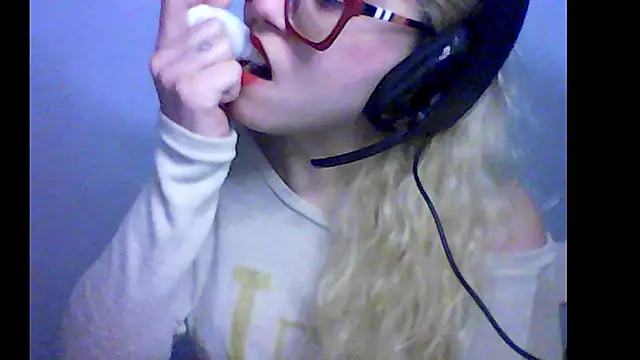 Snapshot of BlondieTami chatting on 10-10-25, 05:01 BlondieTami online show from 10-10-25, 05:01