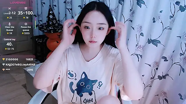 Snapshot of Niannian- chatting on 10-25-25, 04:46 Niannian- online show from 10-25-25, 04:46