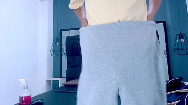 Snapshot of Daniel_delux_ chatting on 10-13-25, 12:38 Daniel delux online show from 10-13-25, 12:38