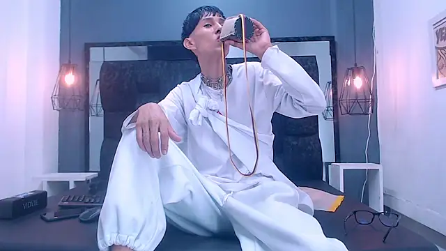 Snapshot of Daniel_delux_ chatting on 10-21-25, 04:02 Daniel delux online show from 10-21-25, 04:02