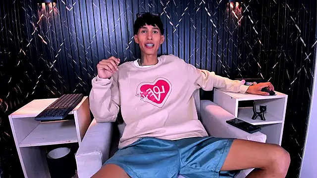 Snapshot of Daniel_delux_ chatting on 10-22-25, 04:02 Daniel delux online show from 10-22-25, 04:02