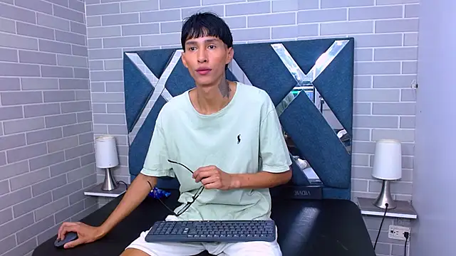 Snapshot of Daniel_delux_ chatting on 10-25-25, 01:29 Daniel delux online show from 10-25-25, 01:29