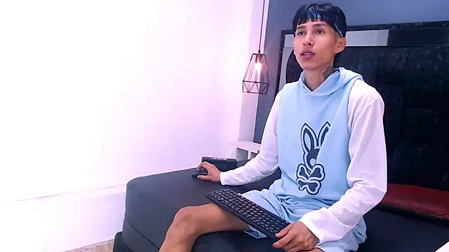 Snapshot of Daniel_delux_ chatting on 10-30-25, 12:17 Daniel delux online show from 10-30-25, 12:17