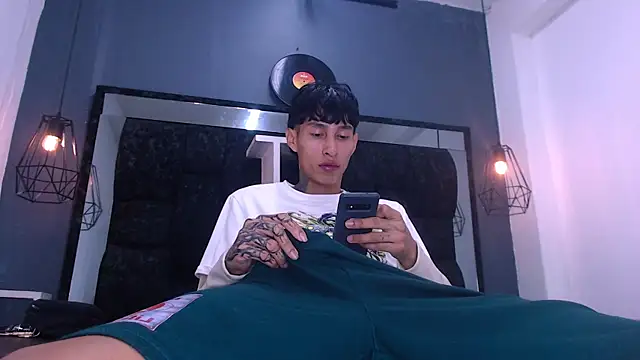 Snapshot of Daniel_delux_ chatting on 11-21-25, 11:47 Daniel delux online show from 11-21-25, 11:47