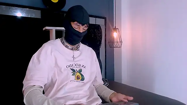 Snapshot of Daniel_delux_ chatting on 11-22-25, 02:05 Daniel delux online show from 11-22-25, 02:05