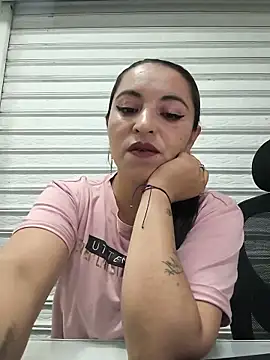 Snapshot of Alisson_Stonee chatting on 06-17-26, 05:10 Alisson Stonee online show from 06-17-26, 05:10