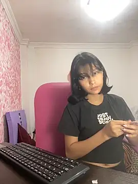 Snapshot of xoxo_milk chatting on 02-15-26, 01:35 xoxo milk online show from 02-15-26, 01:35