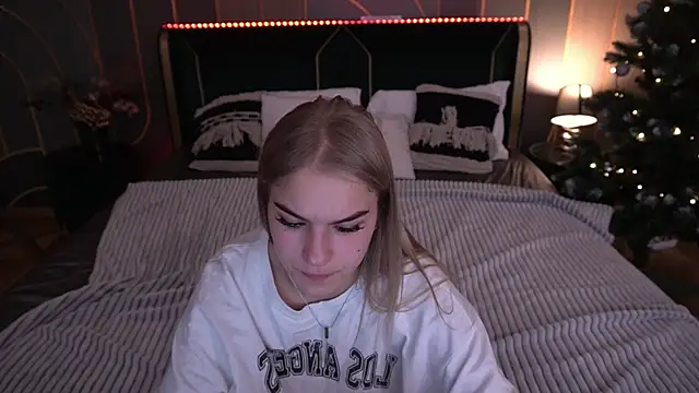 Snapshot of AlinaLiii chatting on 01-12-26, 03:01 AlinaLiii online show from 01-12-26, 03:01