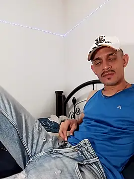 Snapshot of LATINO27CM chatting on 10-18-25, 11:38 LATINO27CM online show from 10-18-25, 11:38