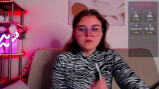 Snapshot of chatting on 12-16-25, 03:44 online show from 12-16-25, 03:44